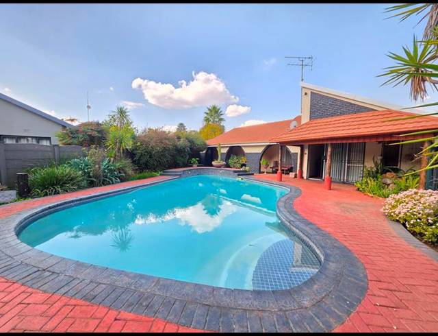 4 BEDROOM HOUSE FOR SALE IN GOLF PARK
